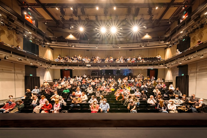 Das Publikum im Schauspielhaus des Theater Basel mit Sicherheitsabstand und Maske