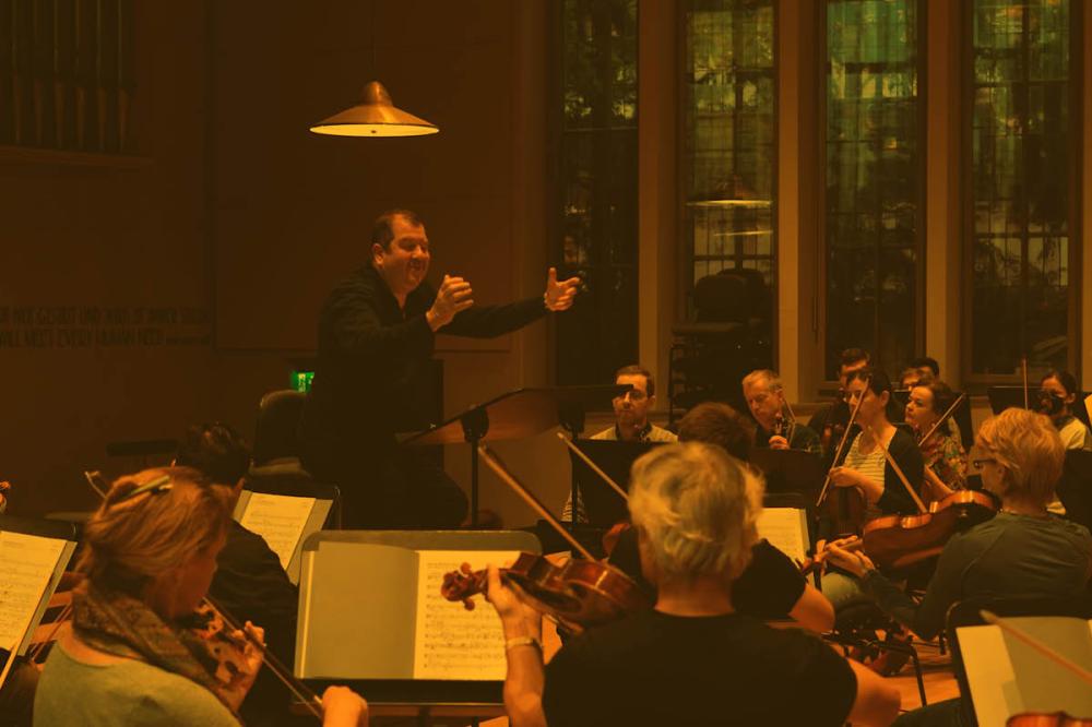 Ivor Bolton dirigiert eine Probe des Sinfonieorchester Basel