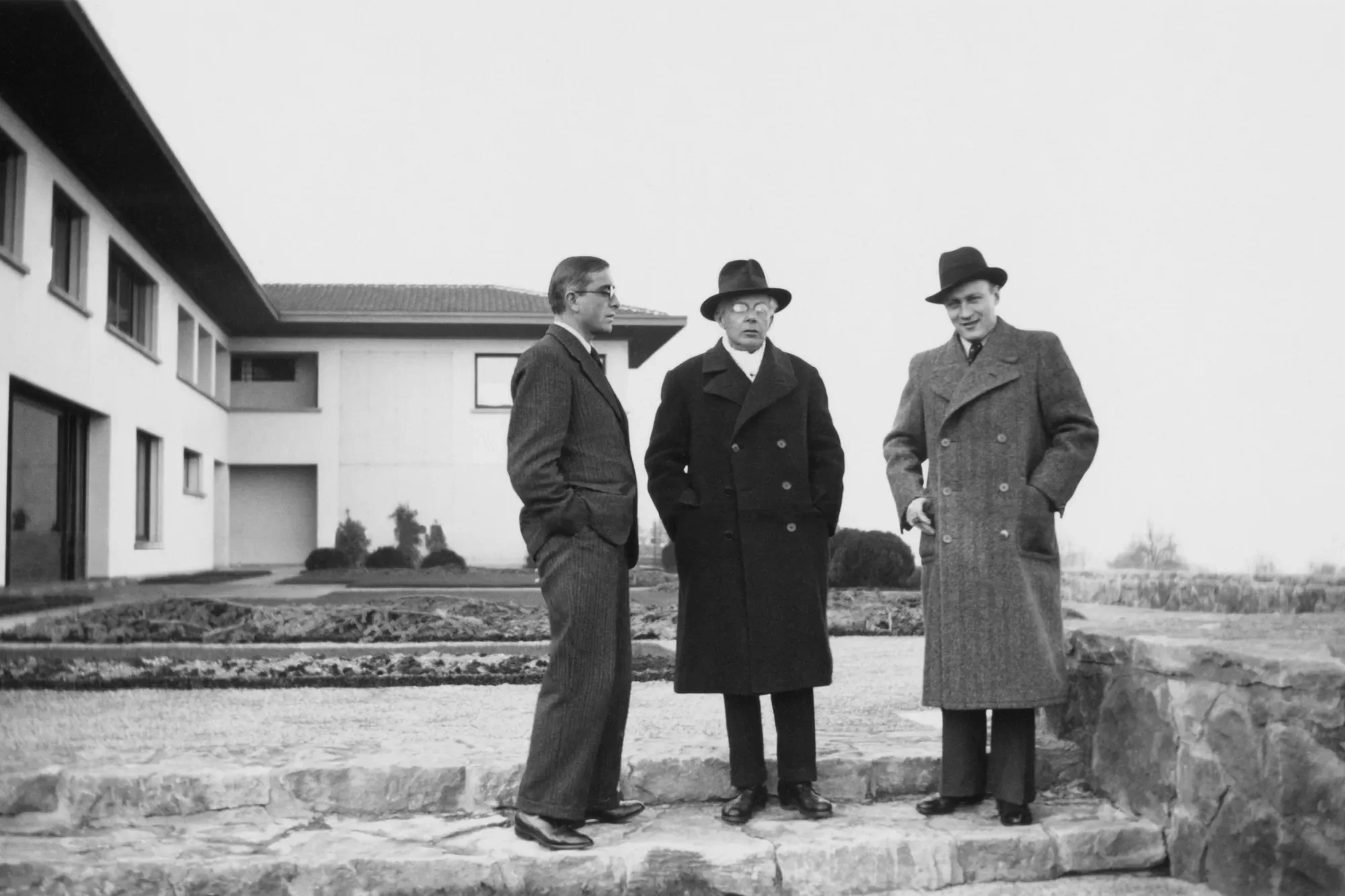 Conrad Beck, Bela Bartok und Paul Sacher vor dem Hof Schönenberg in Pratteln, 1937