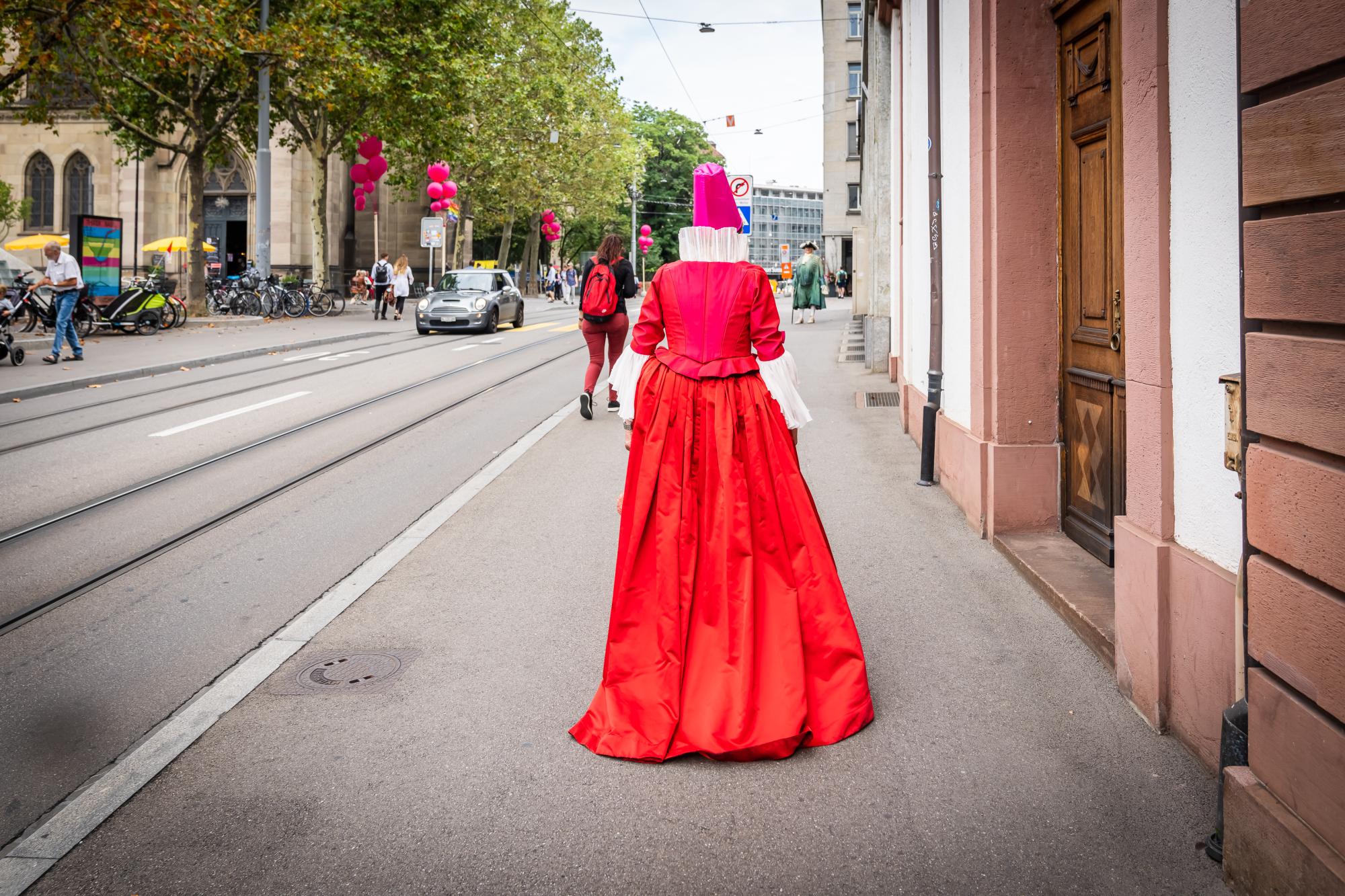 Frau in roter Robe von hinten