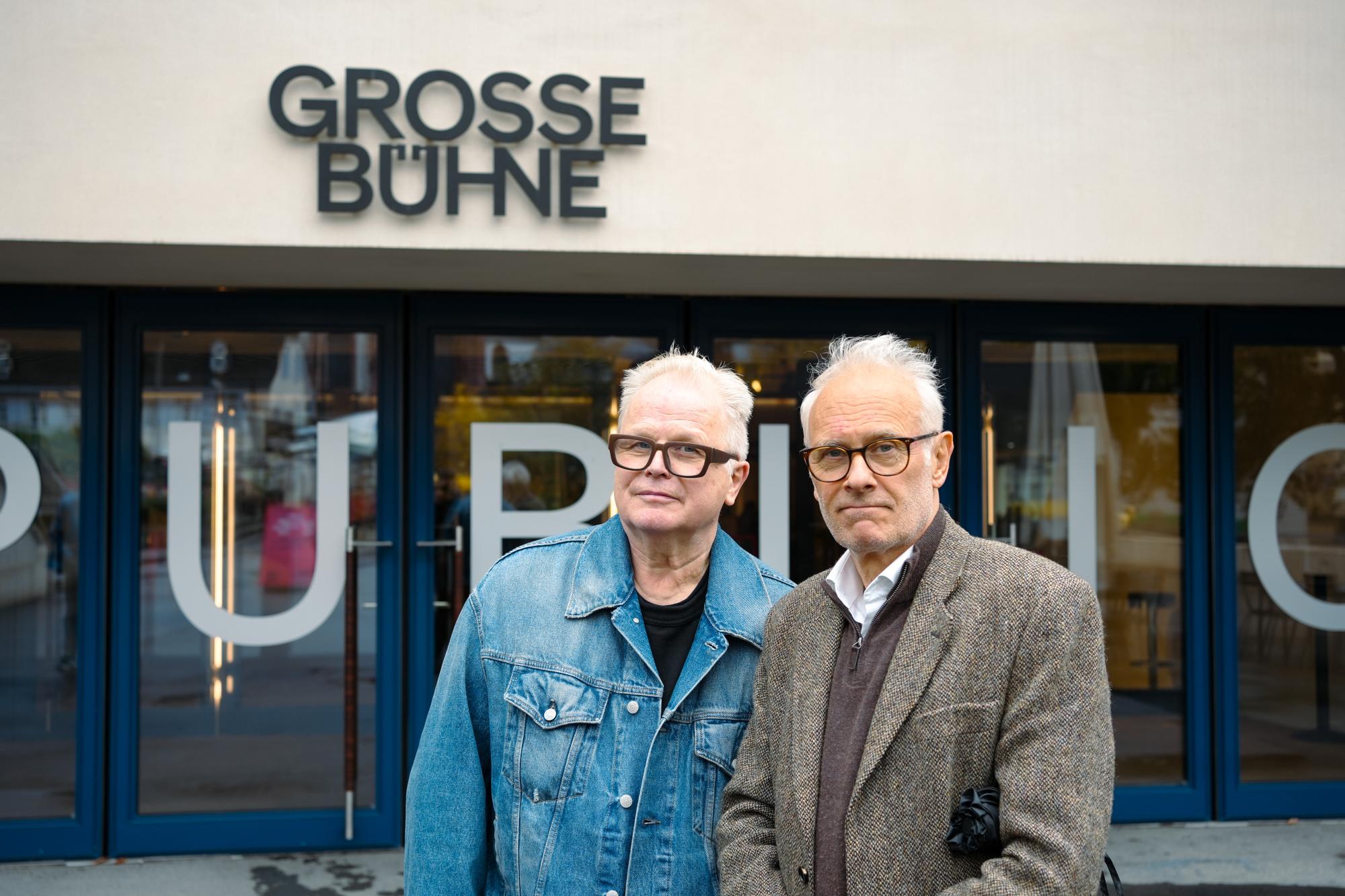 Herbert Grönemeyer und Herbert Fritsch vor dem Eingang des Theater Basel